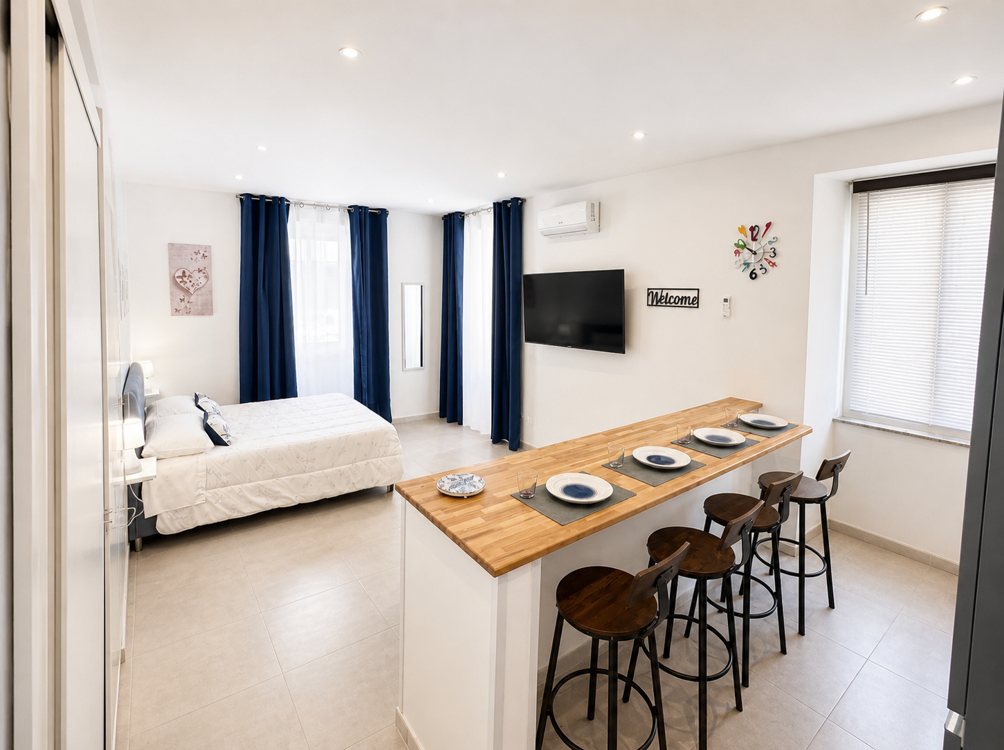 Appartamento interior with kitchen and bedroom